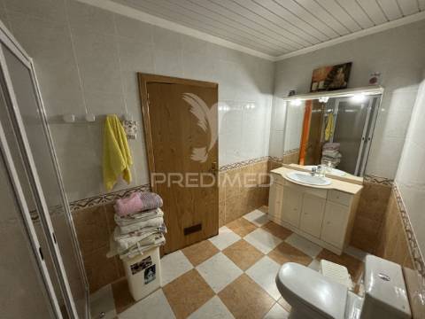 Moradia localizada na ribeira do nabo, freguesia da urzelina