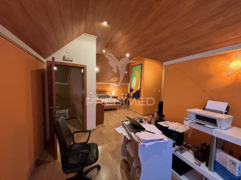 Moradia localizada na ribeira do nabo, freguesia da urzelina