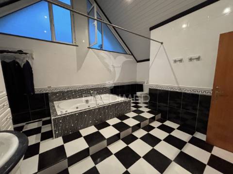 Moradia localizada na ribeira do nabo, freguesia da urzelina