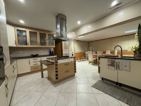 Moradia localizada na ribeira do nabo, freguesia da urzelina