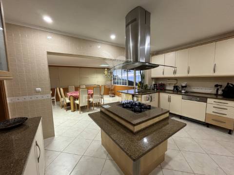 Moradia localizada na ribeira do nabo, freguesia da urzelina