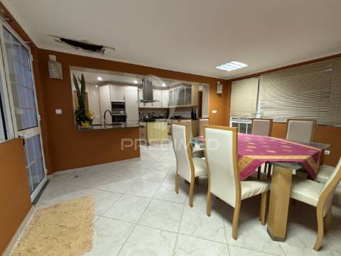 Moradia localizada na ribeira do nabo, freguesia da urzelina