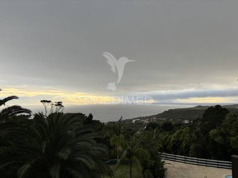 Moradia localizada na ribeira do nabo, freguesia da urzelina