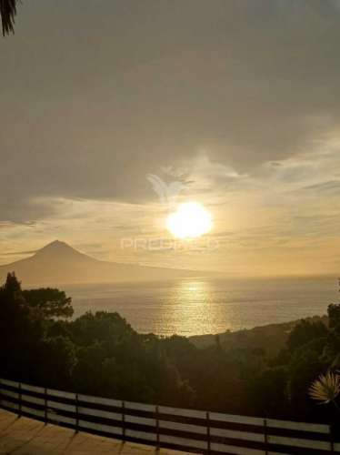 Moradia localizada na ribeira do nabo, freguesia da urzelina