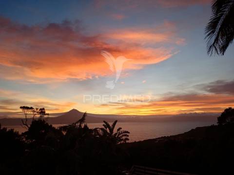 Moradia localizada na ribeira do nabo, freguesia da urzelina