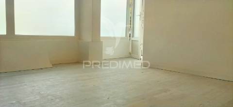 Oportunidade de investimento: loja no laranjeiro - almada