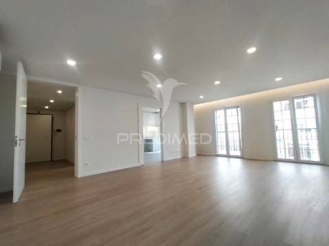 Apartamento t3 | neudel/águas livres | 2º piso