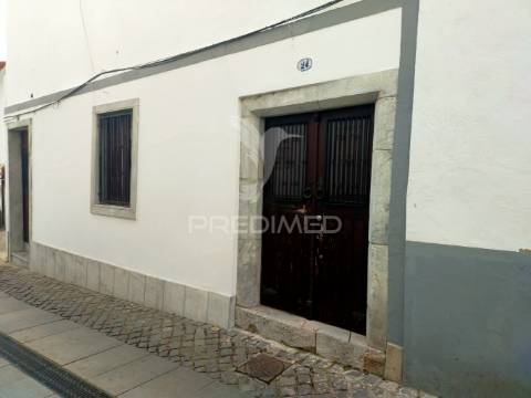 Armazém remodelado, perto do castelo de beja