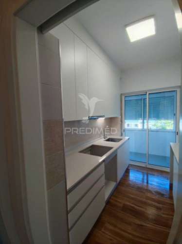 Apartamento t3 remodelado em santa clara, lisboa