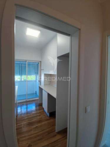 Apartamento t3 remodelado em santa clara, lisboa