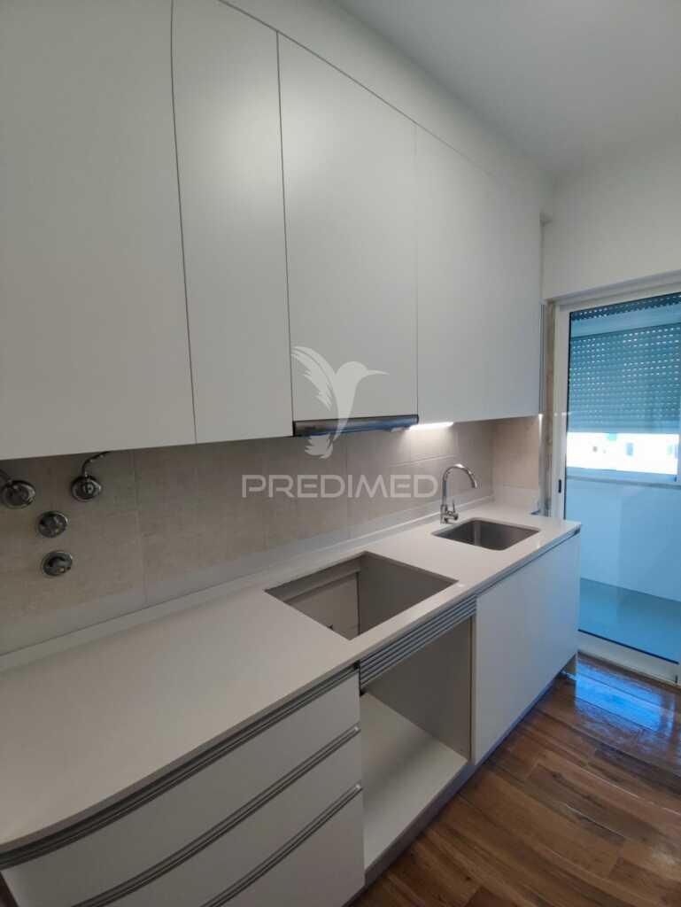 Apartamento t3 remodelado em santa clara, lisboa