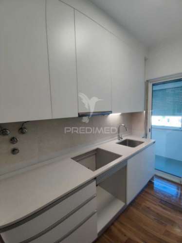 Apartamento t3 remodelado em santa clara, lisboa
