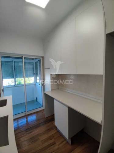 Apartamento t3 remodelado em santa clara, lisboa