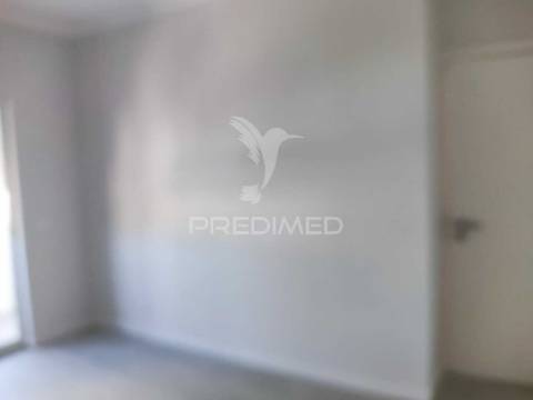 Apartamento t3 remodelado em santa clara, lisboa