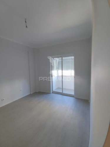 Apartamento t3 remodelado em santa clara, lisboa