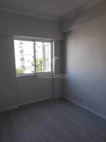 Apartamento t3 remodelado em santa clara, lisboa