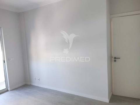 Apartamento t3 remodelado em santa clara, lisboa