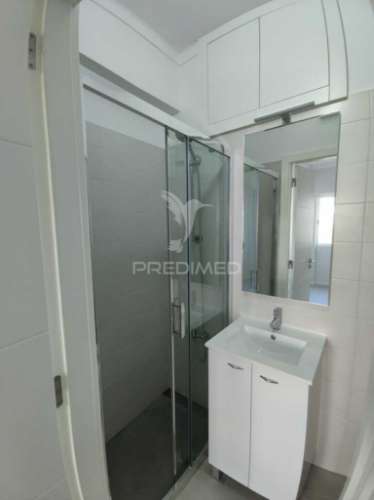 Apartamento t3 remodelado em santa clara, lisboa