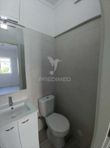 Apartamento t3 remodelado em santa clara, lisboa