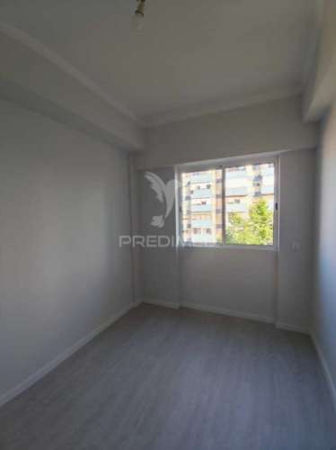 Apartamento t3 remodelado em santa clara, lisboa