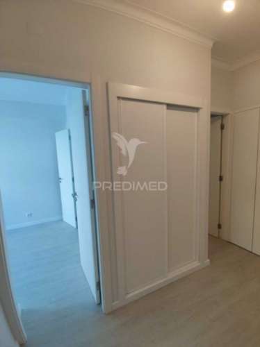 Apartamento t3 remodelado em santa clara, lisboa