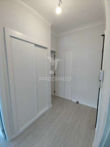 Apartamento t3 remodelado em santa clara, lisboa