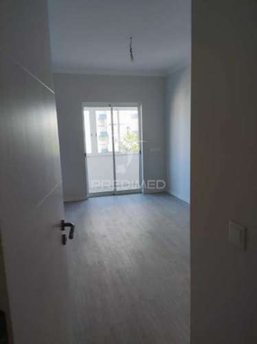 Apartamento t3 remodelado em santa clara, lisboa