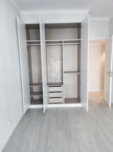 Apartamento t3 remodelado em santa clara, lisboa