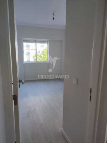 Apartamento t3 remodelado em santa clara, lisboa