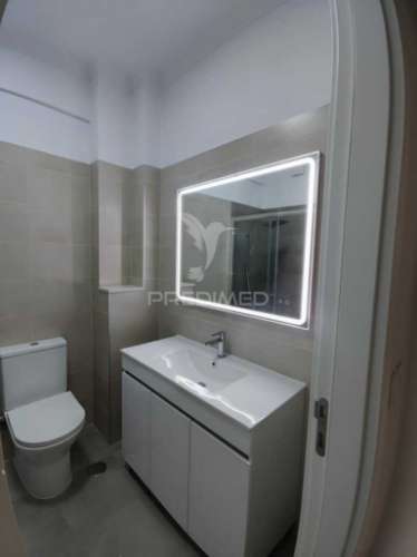 Apartamento t3 remodelado em santa clara, lisboa