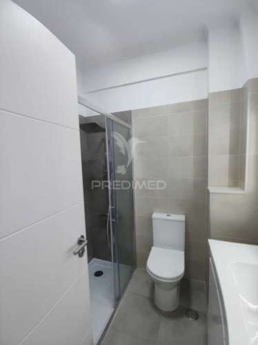 Apartamento t3 remodelado em santa clara, lisboa