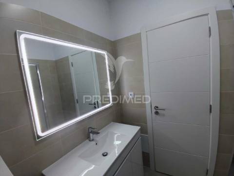 Apartamento t3 remodelado em santa clara, lisboa