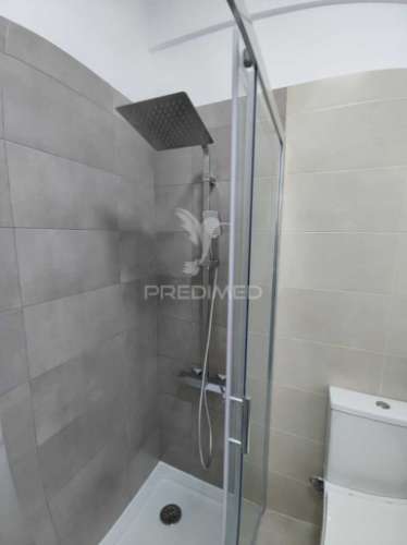 Apartamento t3 remodelado em santa clara, lisboa