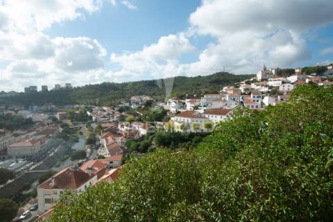 Terreno urbano com ruína para construção de prédio em alenquer