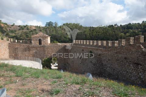 Terreno urbano com ruína para construção de prédio em alenquer