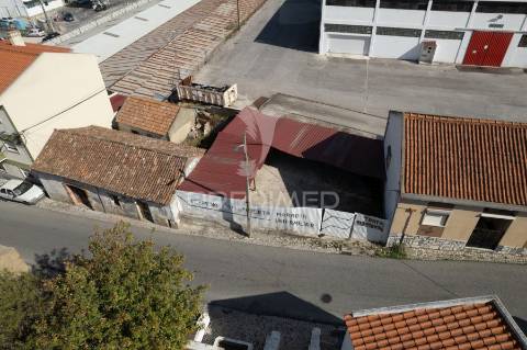 Terreno urbano com ruína para construção de prédio em alenquer