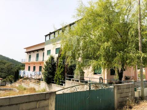 Venda de edifício com 4 pisos - lar de 3ª idade - alvará para 22 utentes.