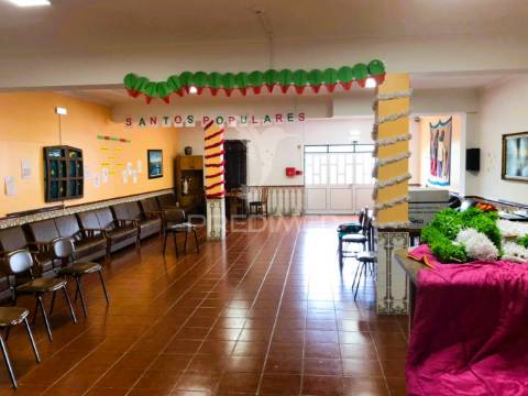 Venda de edifício com 4 pisos - lar de 3ª idade - alvará para 22 utentes.