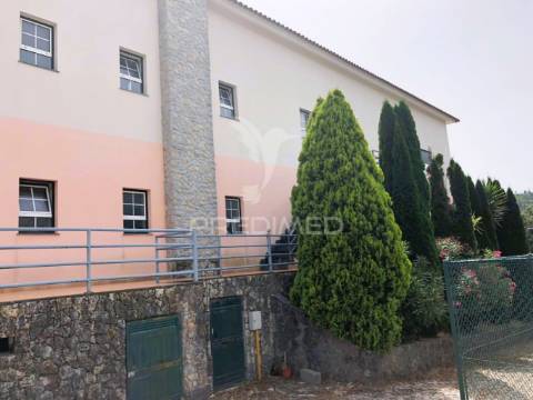 Venda de edifício com 4 pisos - lar de 3ª idade - alvará para 22 utentes.