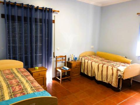 Venda de edifício com 4 pisos - lar de 3ª idade - alvará para 22 utentes.