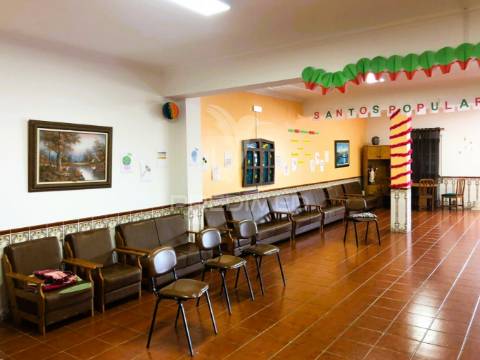 Venda de edifício com 4 pisos - lar de 3ª idade - alvará para 22 utentes.