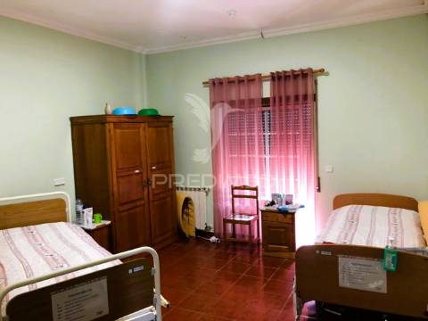 Venda de edifício com 4 pisos - lar de 3ª idade - alvará para 22 utentes.