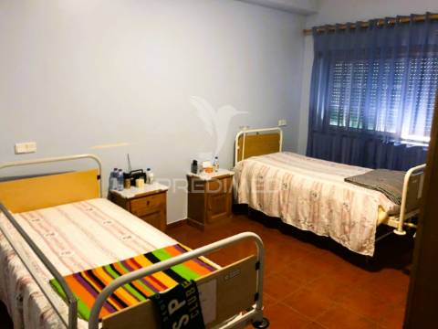 Venda de edifício com 4 pisos - lar de 3ª idade - alvará para 22 utentes.