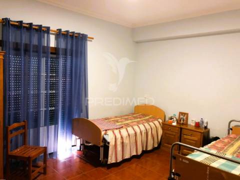 Venda de edifício com 4 pisos - lar de 3ª idade - alvará para 22 utentes.