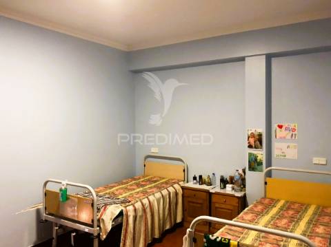 Venda de edifício com 4 pisos - lar de 3ª idade - alvará para 22 utentes.