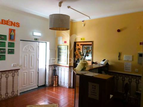 Venda de edifício com 4 pisos - lar de 3ª idade - alvará para 22 utentes.