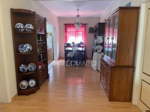 Moradia em canhestros - habitação e negócio