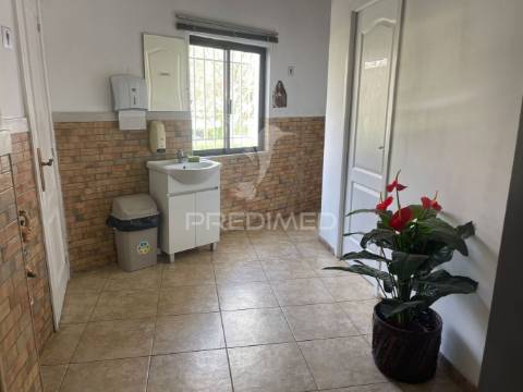 Moradia em canhestros - habitação e negócio