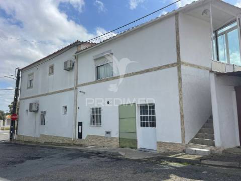 Moradia em canhestros - habitação e negócio