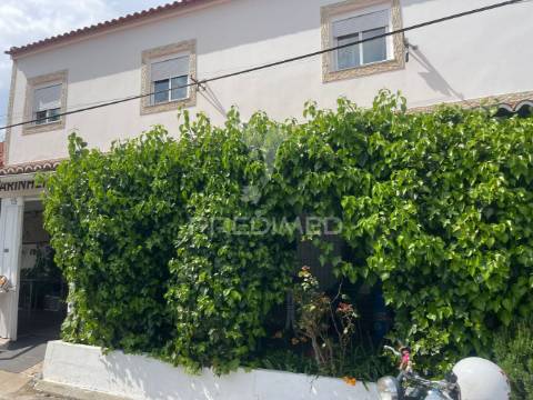 Moradia em canhestros - habitação e negócio